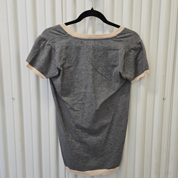 POL Gray V-Neck Short Sleeve Tee with Cream Trim - Picture 4 of 5